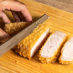 シバケン - 料理写真:とんかつをカットしているところ