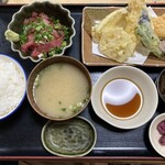 魚や 翻車魚丸 - 三崎マグロの中おち丼　天ぷら盛