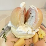 パティスリー ドュ ジュール ジュイサンス - 下手くそだけど桃を割ると中からは桃太郎！じゃなくてアールグレイのクリームがたっぷり(๑˃̵ᴗ˂̵)