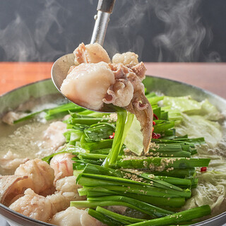 季節問わず食べたい♪本格博多もつ鍋が当店の名物！