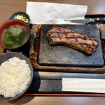 感動の肉と米 - 料理写真:ご飯、味噌汁、ご飯のお供、お代わり自由で税込1,000円なんて神！