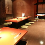 傳 - 店内は落ち着きのある空間。こだわりのお料理をゆっくりご堪能ください。