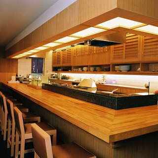 自慢のカウンター席。1品ずつ揚げたてをお召し上がりください