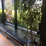 シズラー 新宿三井ビル店 - ウェイティングスペース