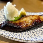 ニシガハチ - 銀だら西京焼き（¥990税込）
       脂ノリノリ、テッカテカな銀鱈です♪
      箸を入れるとふっくらした身がホロリ♡(*´ω`*)
      パリッと焼けた皮もうまいのよね～♡