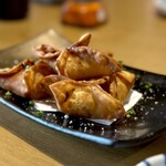 ニシガハチ - 新じゃがとエビチリ包み揚げ（¥880税込）
                                マッシュした新じゃがと海老チリを春巻きの皮かな？で包んでカリッと香ばしく揚げた逸品♪ ('ﾛ')/'ﾛ')/'ﾛ')/'ﾛ')/うまーイ!!!