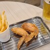 てばとり - お料理①鶏手羽先唐揚げ(税込150円)×2個②フライドポテト(税込150円)
お酒①アサヒスーパードライ(生ビール、アサヒビール)(税込600円)
お料理とお酒でお会計は1,050円也