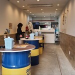 てばとり - 店内は白い天井、白壁&腰高迄の木板張り壁、コンクリート床、シンプルな空間、BGMはJ-POPのミュージック・クリップ
お席はスタンディングテーブル4人くらい×4卓の16人くらい