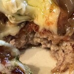 停車場 - 断面。肉汁は出ない、よく焼きタイプ。みっちりした、肉を食べるタイプ。変わらず美味しい。