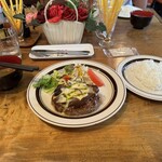 停車場 - ナスのチーズ焼きハンバーグ。1,300円税込。ご飯半分。