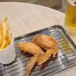 てばとり - お料理①鶏手羽先唐揚げ(税込150円)×2個②フライドポテト(税込150円)
お酒①アサヒスーパードライ(生ビール、アサヒビール)(税込600円)
お料理とお酒でお会計は1,050円也