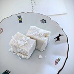 いったつみとらどう - わらび粉とココナッツミルクを練りあげ、もちもちのお菓子です。ココナッツの香りはしっかりありながら強すぎず、
甘みも優しくて、なんとも絶妙。