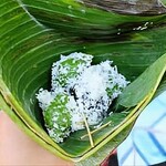 いったつみとらどう - インドネシアの「クレポン」。お餅の中には椰子蜜、周りにココナッツ。バナナの葉で包んで道端で売られています。虎黒さんで白わらび餅をいただいた瞬間に、実は、大好きだったコレが蘇りました。