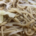 赤ひげラーメン - 麺は短く、太く、少しちじれのあるタイプ