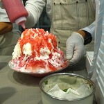 White Magic - その上から果実感たっぷりの自家製のいちごシロップをたっぷりかける～!!( ^o^)ﾉ