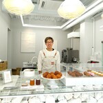 White Magic - 1階のスイーツコーナーの店員さん(掲載許可済)～!!( ^o^)ﾉ