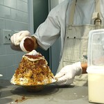 White Magic - マスカルポーネクリームの上からコーヒーパウダーをふりかけている～!!( ^o^)ﾉ