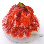 White Magic - 『あざといちご』の果実感を強く感じ、また練乳との相性も抜群～!! 中に入っているミルクプリンが良いアクセントになっているめちゃうまのかき氷～!!( ^o^)ﾉ