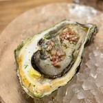 tens. - 大ぶりの岩牡蠣♪
      見た目に反して、味わいは比較的さっぱりで、この時期にピッタリの清涼感です。
