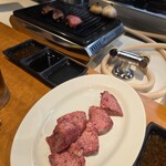 焼肉やっちゃん - この量で一人前です！鉄板の上に置いてしまいましたが合わせて一人前です　奥のニンニク焼も丸々かわいい♡
