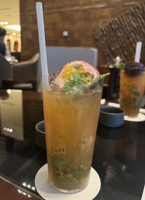 Cocktail &amp; Tea Lounge