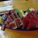 やいろ亭 - カツオのタタキと刺身の盛り合わせ