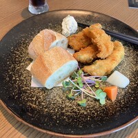 ジンジャーズビーチ サンシャイン - 白身魚と大葉のフライとパンとピクルス ジンジャーズビーチ サンシャイン - 白身魚と大葉のフライとパンとピクルス