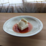 さじこよみ - 豆腐のレアチーズケーキ　有機トマトのソース