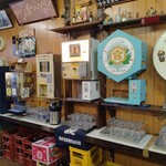 ニューカヤバ - お酒の自販機。コップをセットして100円玉を投入します