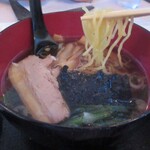 喫茶マンボ - 鶏ガラベースの醤油味で、豚バラチャーシュー、メンマ、ほうれんそう、海苔がトッピング