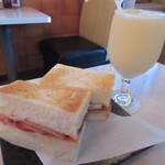 喫茶マンボ - 焼ミックスサンド780円＋オレンジシェイク550円