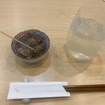 おがわ - お通しとチェイサー(グレープフルーツサワー