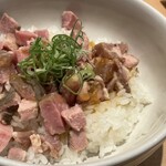 塩そば まえだ - レアチャーシューを刻んだ焼豚丼　ジュレ状態にされた旨みたっぷりのタレが爽やかな味わい