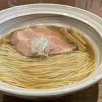 塩そば まえだ - 美しい麺線、パツパツ食感が心地良い細麺、程良く煮干が香り立つ淡麗スープ