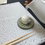 日本料理 TOBIUME - 手を使う料理には、別に紙のおしぼり