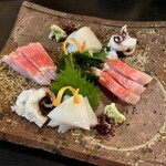 三好 - 白イカの刺身と金目鯛の刺身が一緒に盛られて出てきました