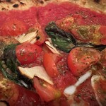 築地トゥットベーネ - ピザのアップ