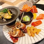 心一 - たらこ 塩ウニ レンコンのきんぴら
      数の子 そらまめ 磯つぶの出し煮
      鮭の切り込み 水茄子のおひたし