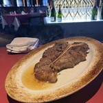 Re Wharf - Tボーンステーキ！　お皿を斜めにしてバター（ソース）を集めている