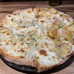 Agora sapporo - 北海道全粒粉のピザ　チーズが美味しいし　薄めの生地とチーズの量のバランスが100点