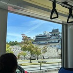 新とんかつ - 路面電車から富山城を。