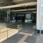 新とんかつ - 駅構内に南北方向の路面電車の駅が！