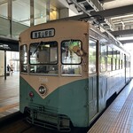 新とんかつ - むか〜しからの車輌。フィンランドの首都ヘルシンキにもこのデザインの路面電車が走っていて驚きました。