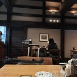 新とんかつ - 落ち着いた雰囲気の店内　天井は古民家風の梁