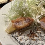 新とんかつ 総曲輪店 - 特選ロースの断面　厚くは無いけど味わいが抜群！