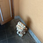 新とんかつ - 入り口でオスワリ