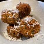 Agora sapporo - 牛蒡のフリット　ゴロッと大きいけど1度煮ているのか中は柔らかい