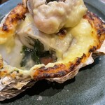 Agora sapporo - 大きい牡蠣です　最初から2つに切ってくれてありました