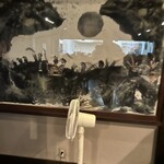 新とんかつ - 壁にはいろいろ絵画などのアート作品