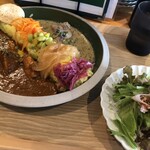 カレーとお酒 蕾 - 「ダブルカレー」チキンカレー＆グリーンカレー（サラダ付き）